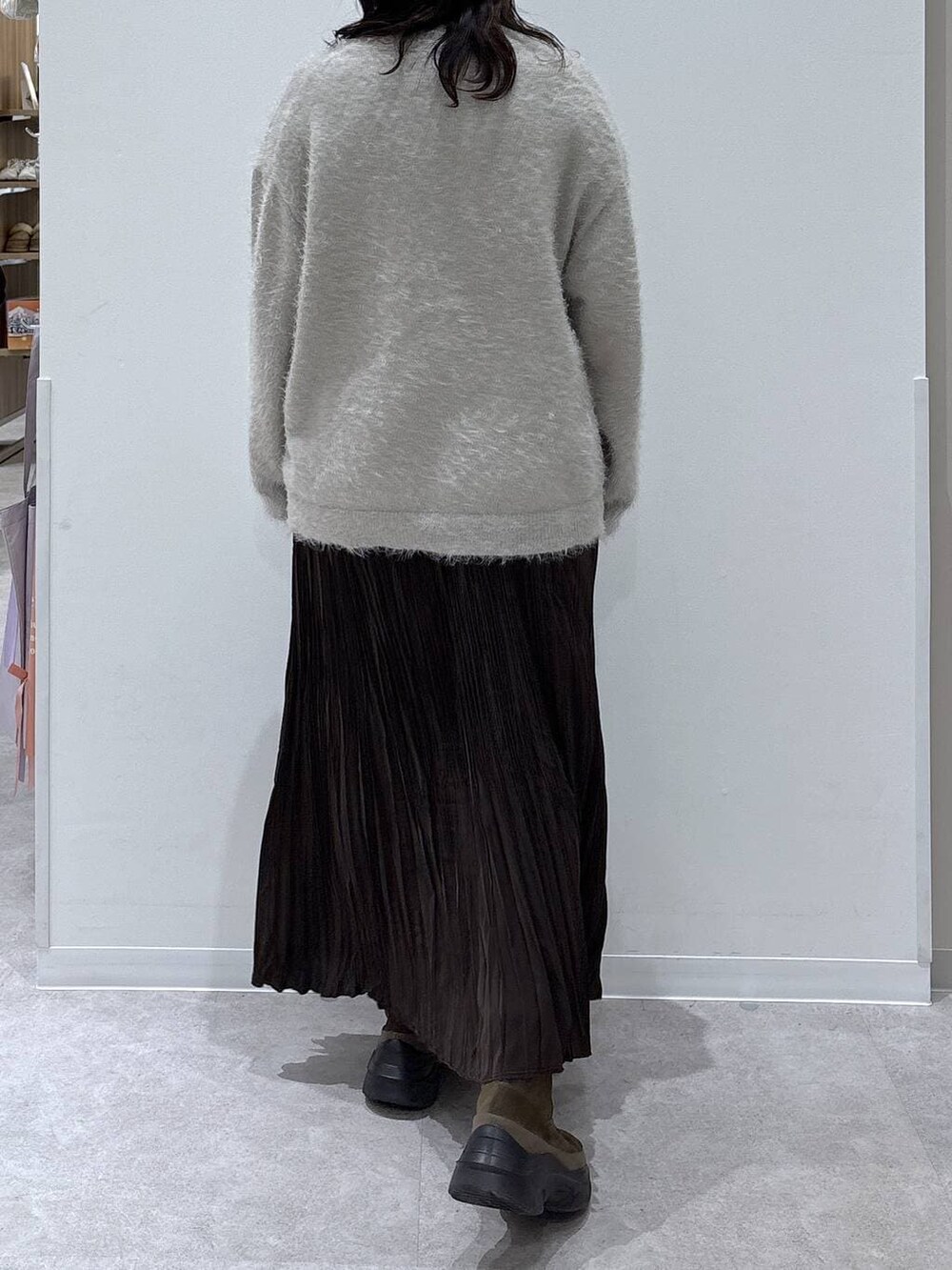 ブラウン系のブーツ、ベージュ系のカーディガン/ボレロ、ブラウン系のスカートを着用したレディースの冬コーディネートの3枚目の写真