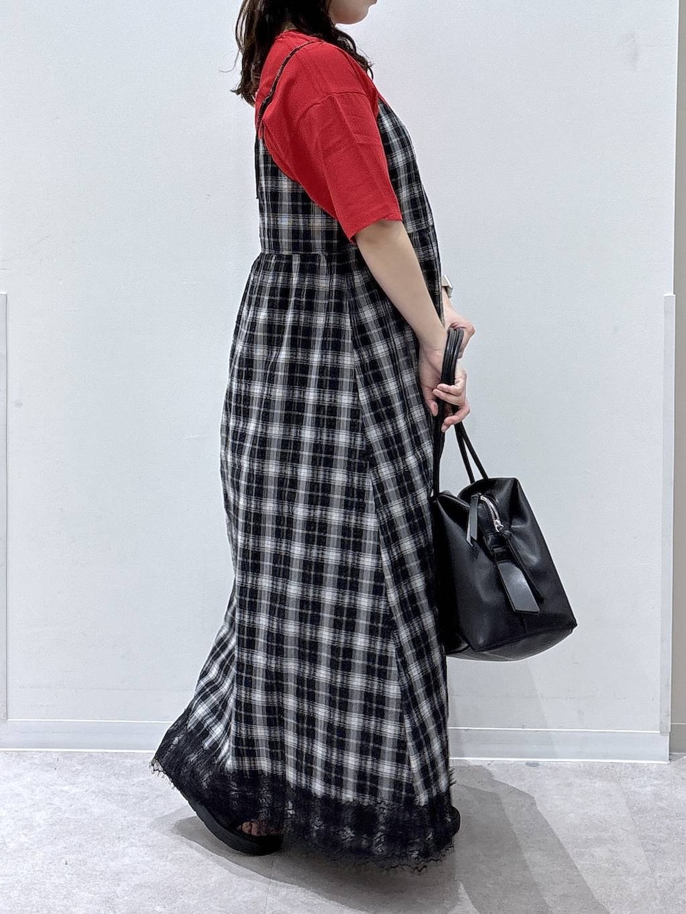 レッド系のTシャツ/カットソー、ブラック系のボストンバッグ、ブラック系のサンダルを着用したレディースの夏コーディネートの2枚目の写真