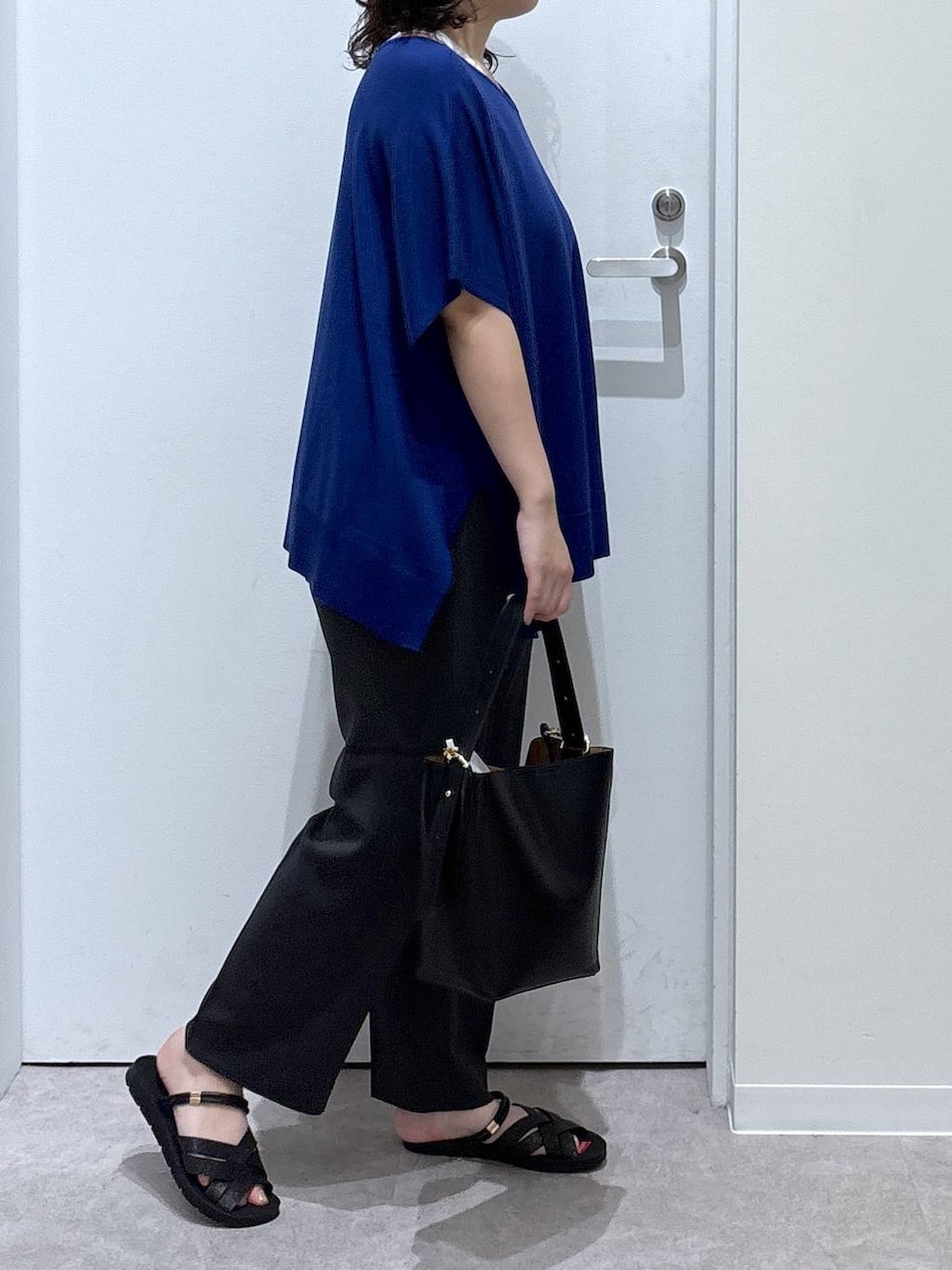 「体型カバー、着痩せ・細見え、ゆったり、休日コーデ、ママコーデ、セールコーデ、ぽっちゃり_GLOBAL WORK、リラックス、カジュアル、オーバーサイズ、GLOBAL WORK、ニット、パンツ、ショルダーバッグ」｜「GLOBAL WORKのスペ軽5WAYショルダー/253022（ショルダーバッグ、ブラック系）」を使った、かとやまさん（レディース・158cm）の夏コーディネートの2枚目の写真