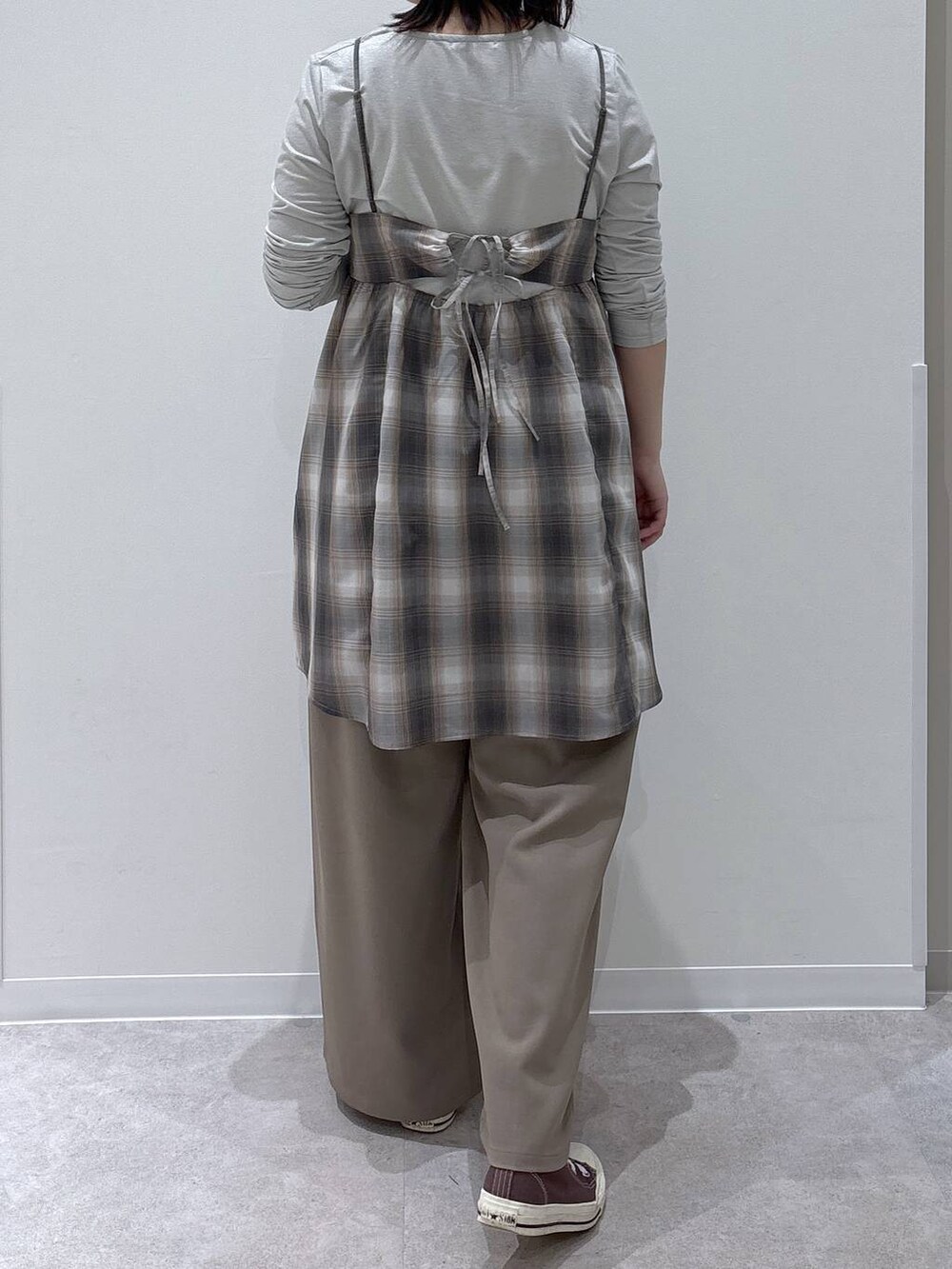 ホワイト系のTシャツ/カットソー、ブラウン系のその他パンツ、ブラウン系のキャミソールを着用したレディースの春コーディネートの3枚目の写真