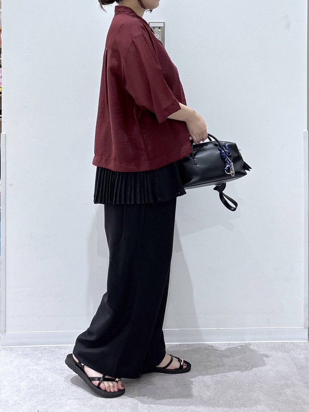 ブラック系のその他パンツ、レッド系のシャツ/ブラウス、ブラック系のボストンバッグを着用したレディースの夏コーディネートの2枚目の写真