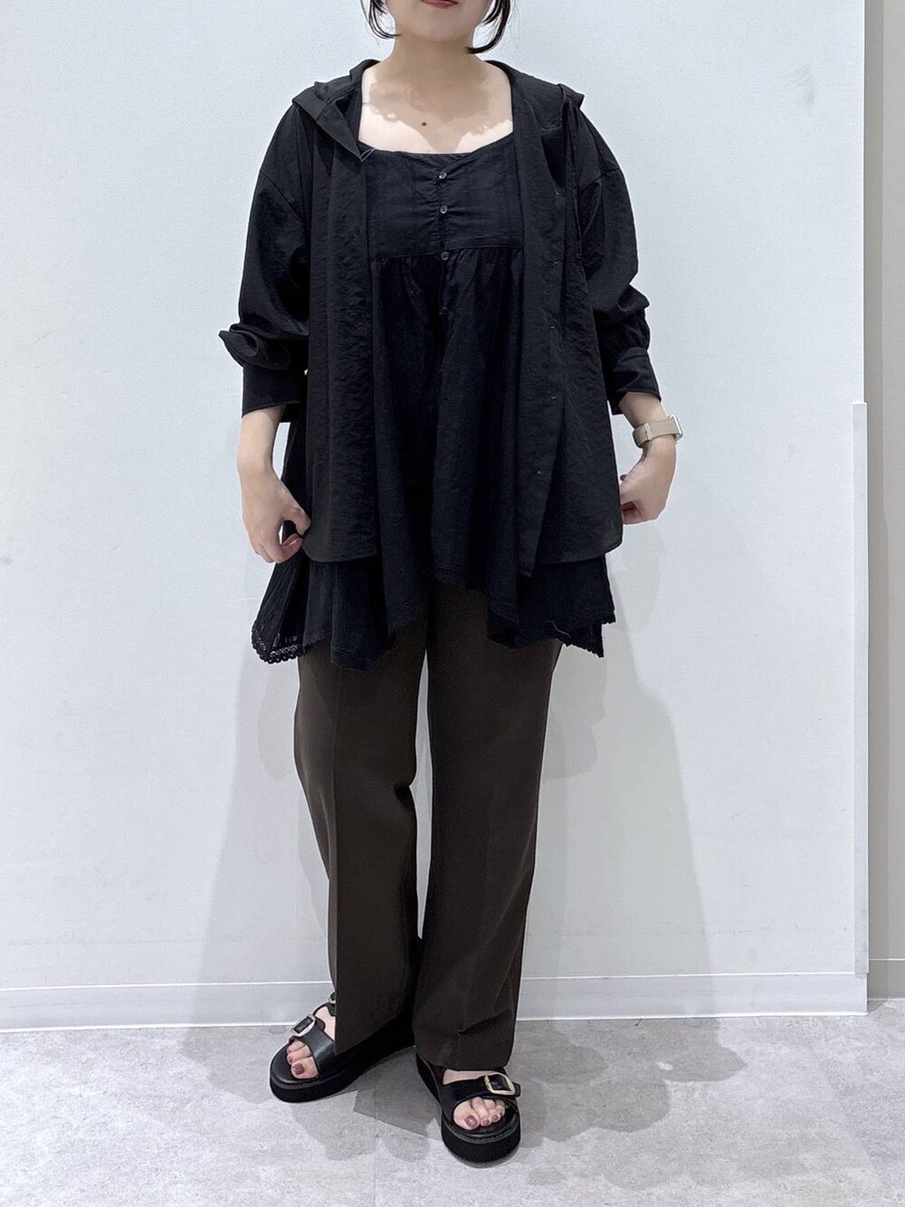 ブラック系のシャツ/ブラウス、ブラウン系のその他パンツ、ブラック系のTシャツ/カットソーを着用したレディースの夏コーディネートの4枚目の写真