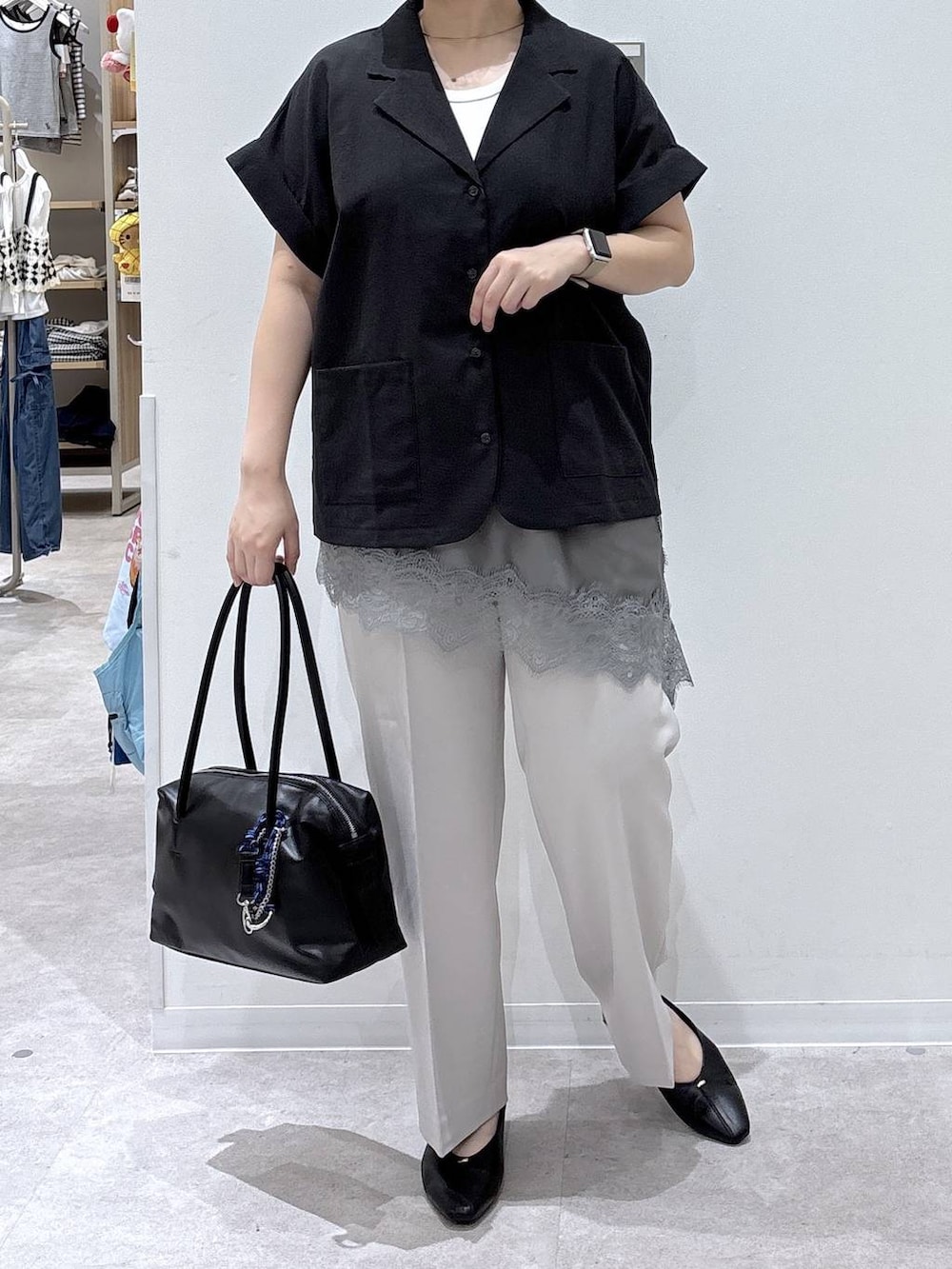 ブラック系のパンプス、ブラック系のボストンバッグ、グレー系のその他パンツを着用したレディースの夏コーディネートの4枚目の写真