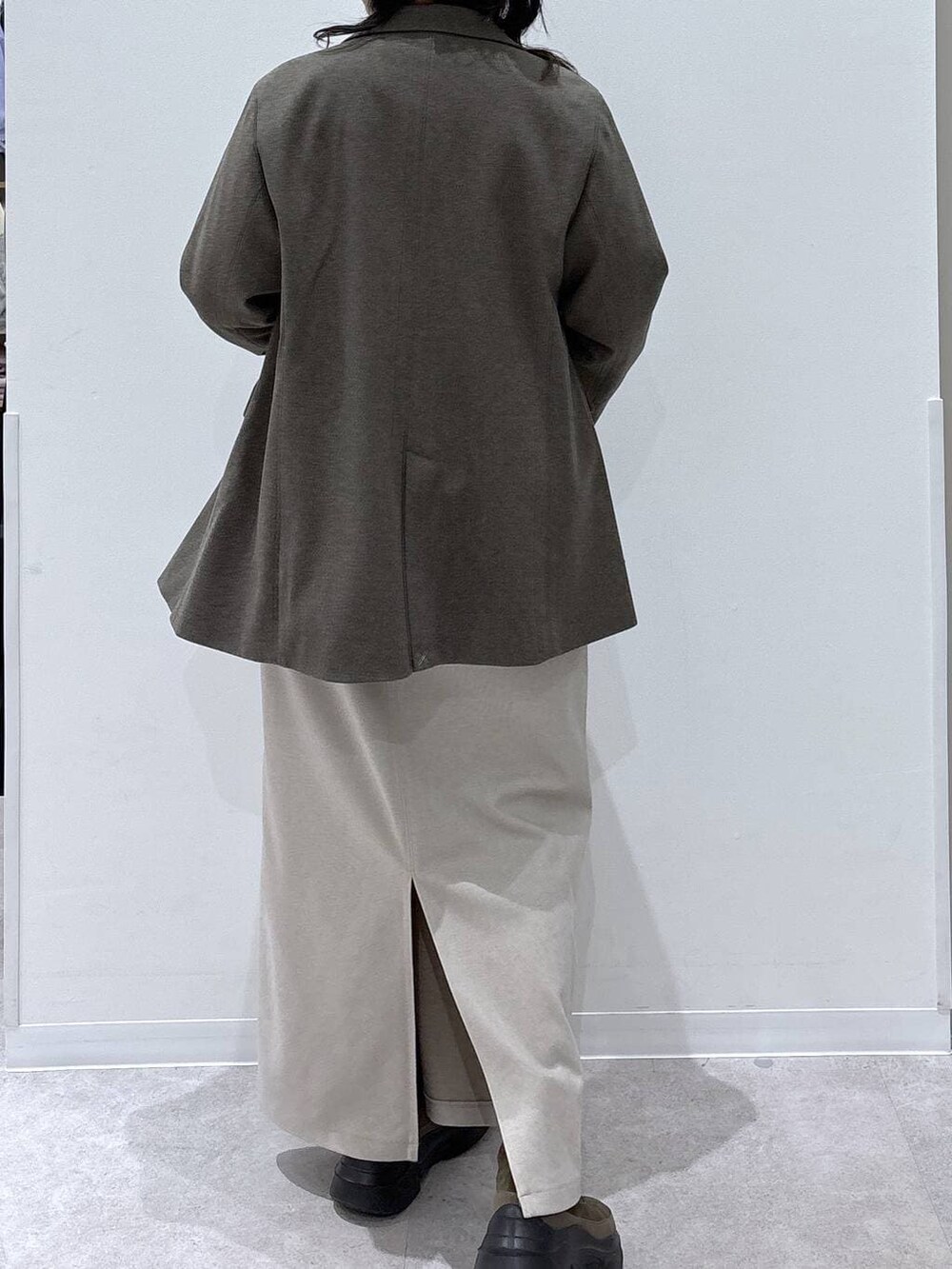 ブラウン系のブーツ、ホワイト系のスカートを着用したレディースの秋コーディネートの3枚目の写真