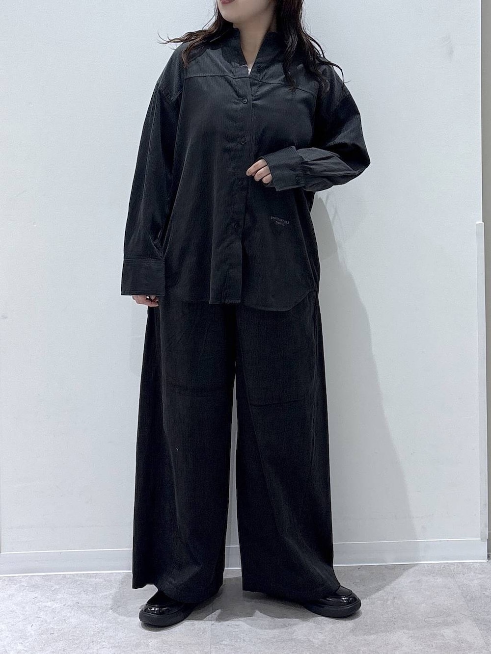グレー系のその他パンツ、グレー系のシャツ/ブラウスを着用したレディースの秋コーディネートの4枚目の写真