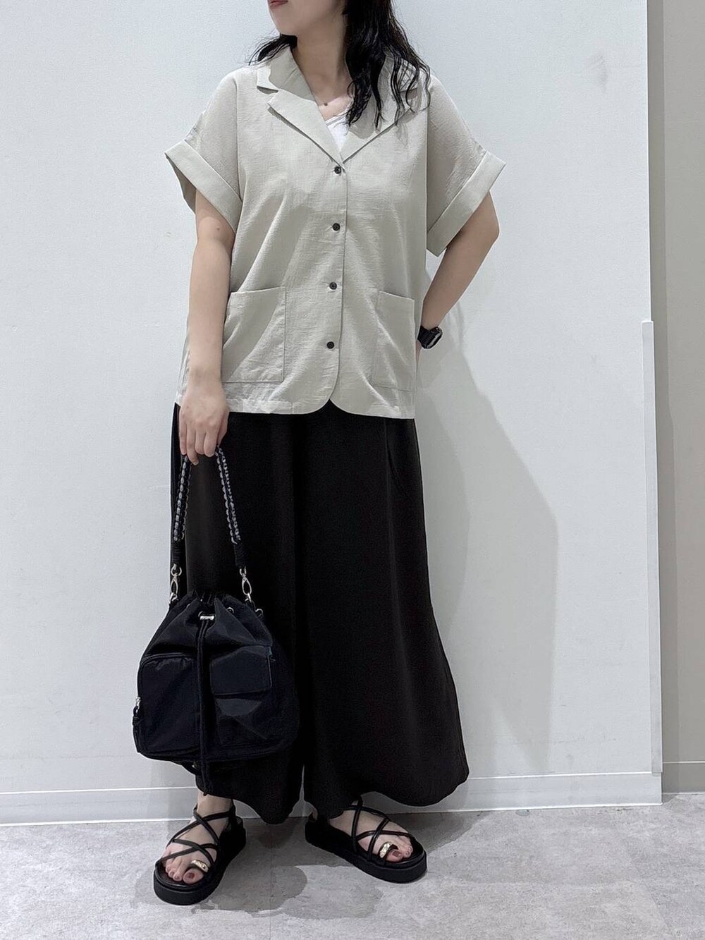ブラウン系のその他パンツ、ベージュ系のシャツ/ブラウス、ブラック系のサンダルを着用したレディースの夏コーディネートの4枚目の写真