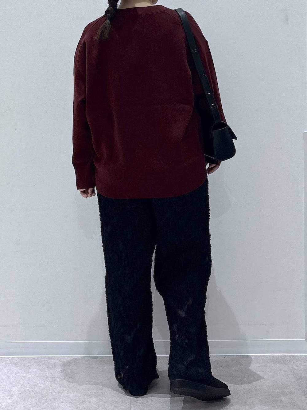 ブラック系のその他パンツ、ブラック系のショルダーバッグ、ブラック系のローファーを着用したレディースの秋コーディネートの3枚目の写真