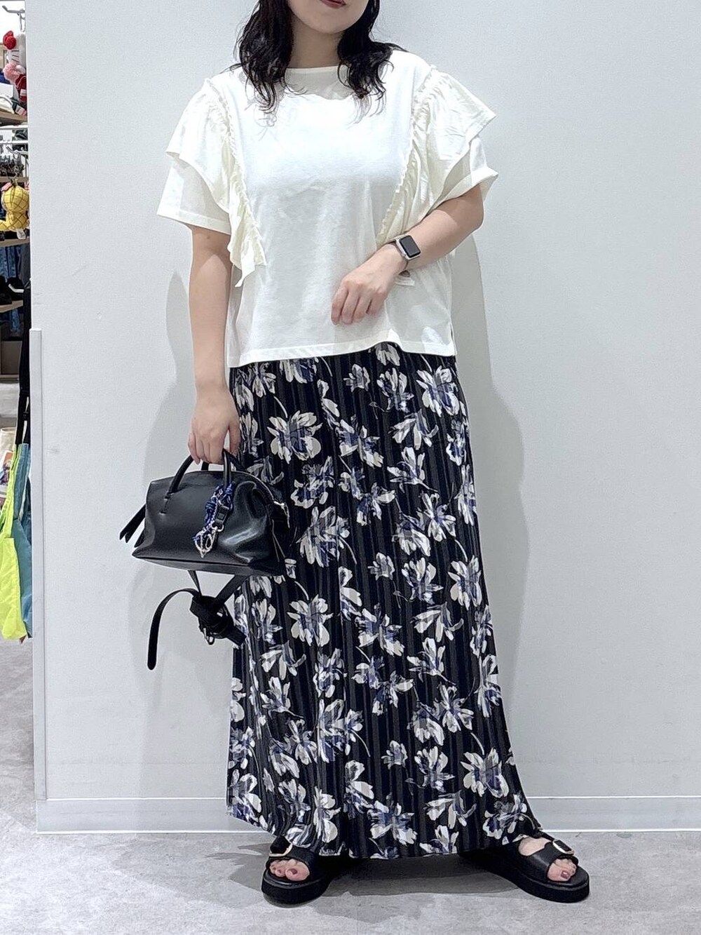グレー系のその他パンツ、ブラック系のボストンバッグ、ブラック系のサンダルを着用したレディースの夏コーディネートの4枚目の写真