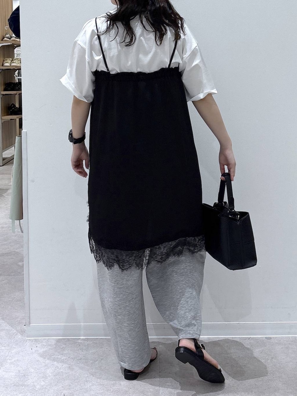 ブラック系のショルダーバッグ、ホワイト系のTシャツ/カットソー、グレー系のその他パンツを着用したレディースの夏コーディネートの3枚目の写真