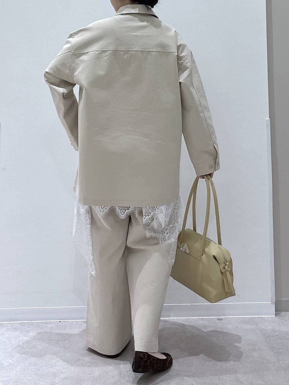 その他のパンプス、イエロー系のボストンバッグ、ホワイト系のその他トップスを着用したレディースの冬コーディネートの3枚目の写真