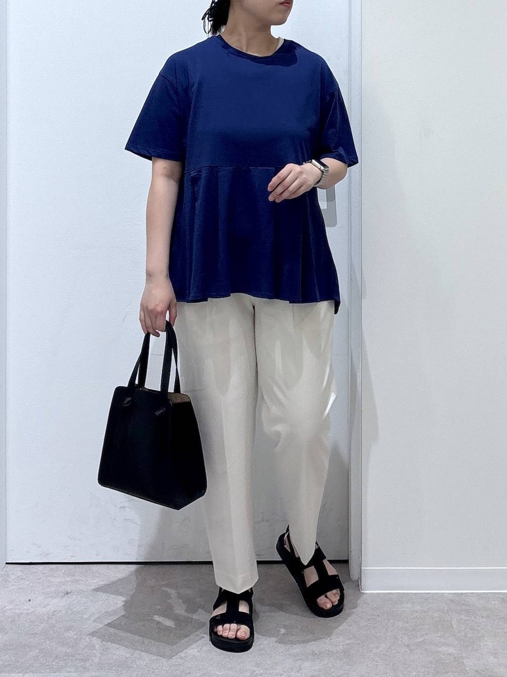 ホワイト系のその他パンツ、ブラック系のショルダーバッグ、ブルー系のTシャツ/カットソーを着用したレディースの春コーディネートの4枚目の写真