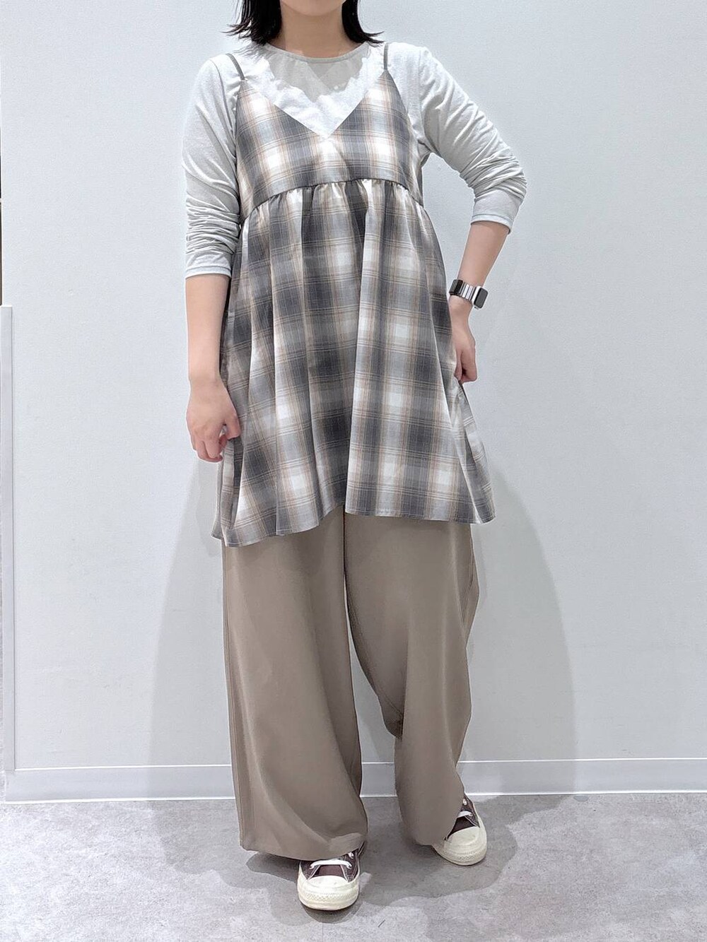 ホワイト系のTシャツ/カットソー、ブラウン系のその他パンツ、ブラウン系のキャミソールを着用したレディースの春コーディネートの4枚目の写真