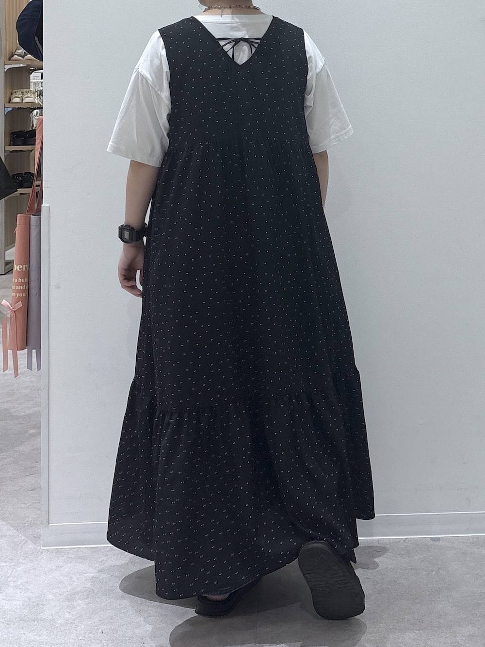 ブルー系のデニムパンツ、ブラック系のワンピース、ホワイト系のTシャツ/カットソーを着用したレディースの夏コーディネートの3枚目の写真