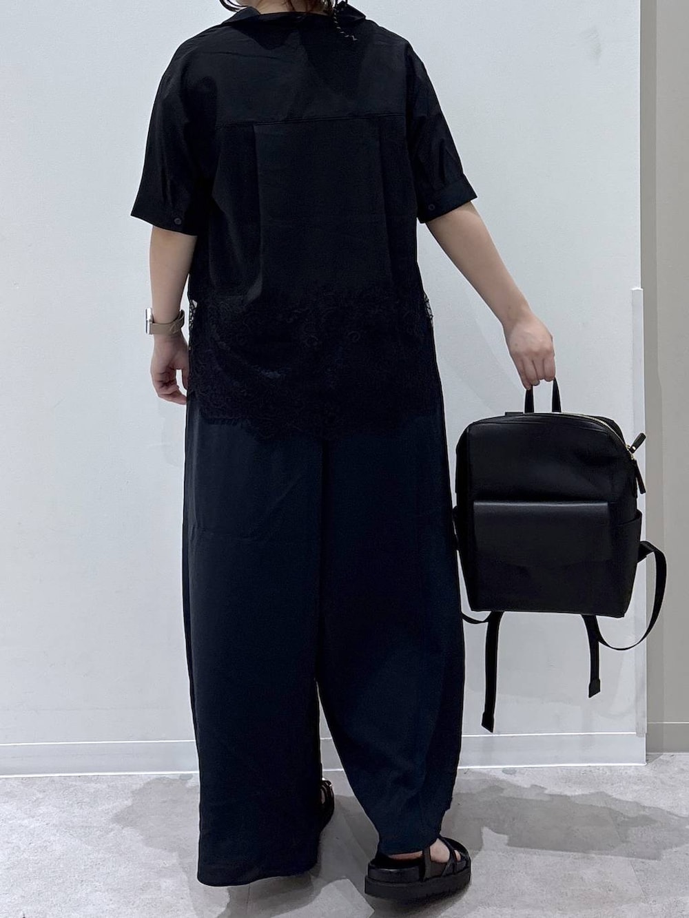 ブラック系のバックパック/リュック、ブルー系のその他パンツ、ブラック系のサンダルを着用したレディースの夏コーディネートの3枚目の写真