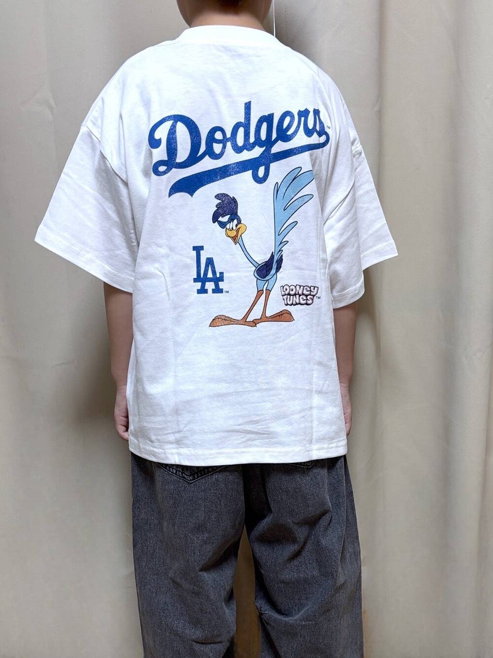 ブラック系のデニムパンツ、その他のTシャツ/カットソーを着用したキッズの夏コーディネートの3枚目の写真