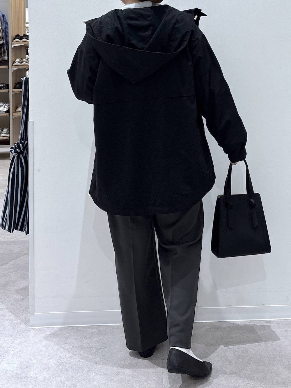 ブラック系のパンプス、ブラック系のショルダーバッグ、グレー系のその他パンツを着用したレディースの春コーディネートの3枚目の写真