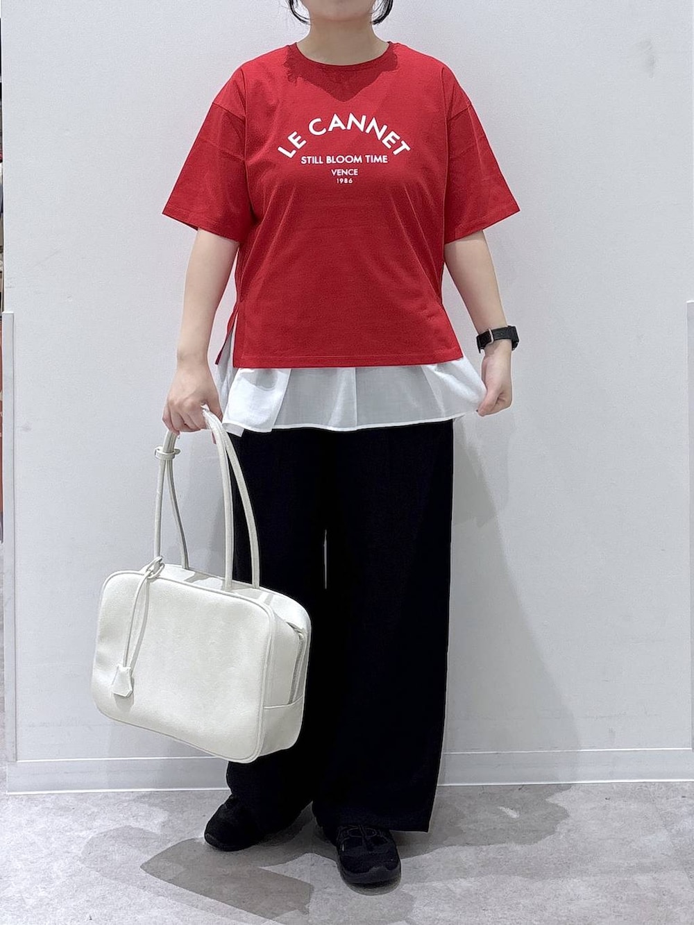 ブラック系のその他パンツ、ホワイト系のタンクトップ、レッド系のTシャツ/カットソーを着用したレディースの夏コーディネートの3枚目の写真