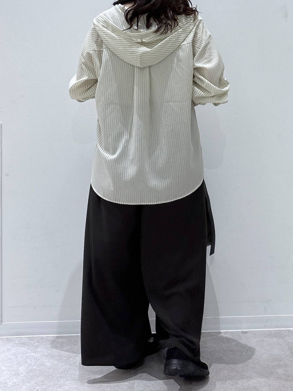 ブラック系のショルダーバッグ、ブラウン系のTシャツ/カットソー、ブラウン系のその他パンツを着用したレディースの夏コーディネートの3枚目の写真