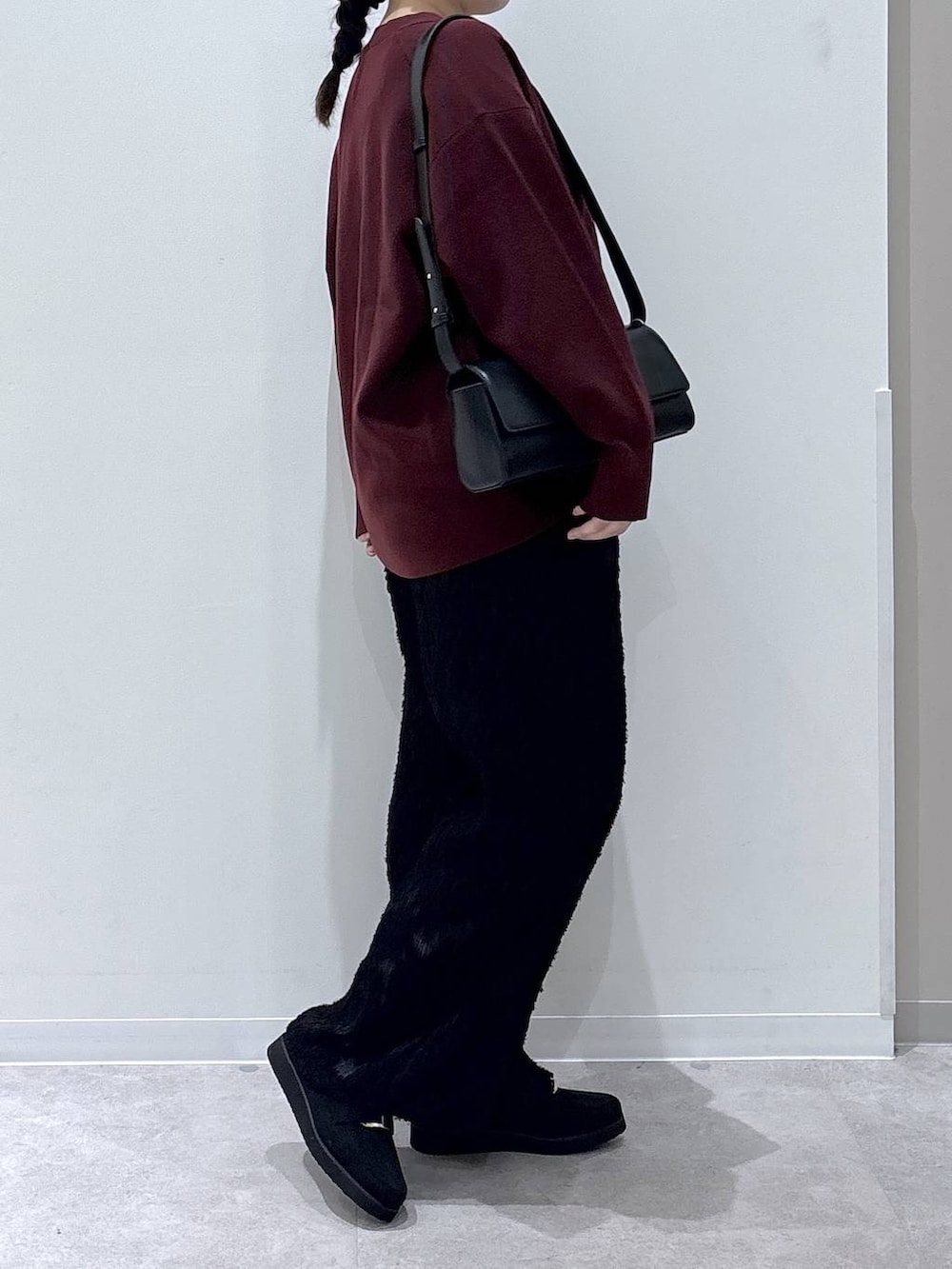 ブラック系のその他パンツ、ブラック系のショルダーバッグ、ブラック系のローファーを着用したレディースの秋コーディネートの2枚目の写真