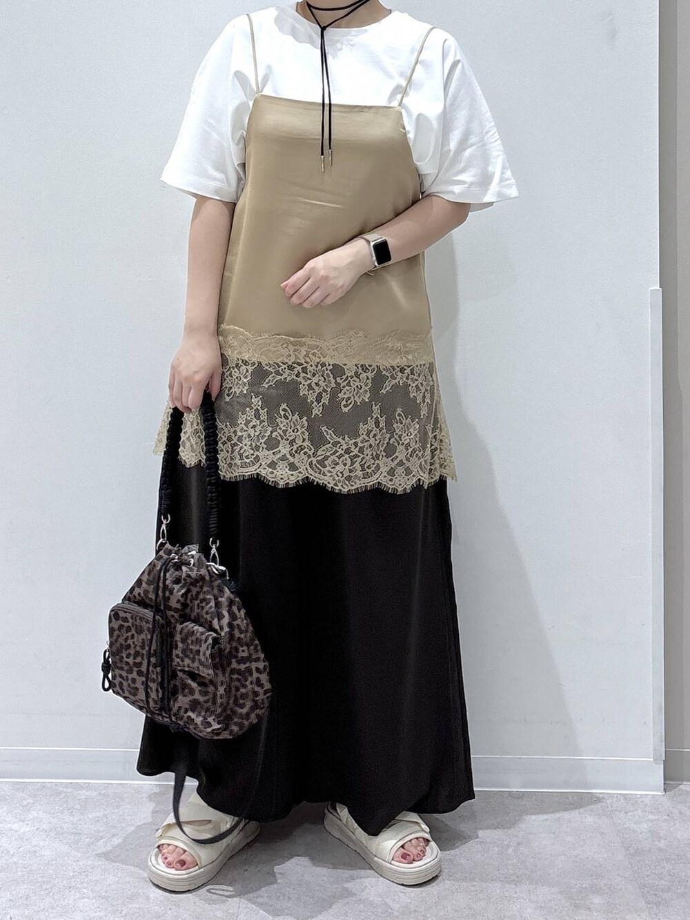 ホワイト系のTシャツ/カットソー、ホワイト系のサンダル、ブラウン系のその他パンツを着用したレディースの夏コーディネートの3枚目の写真