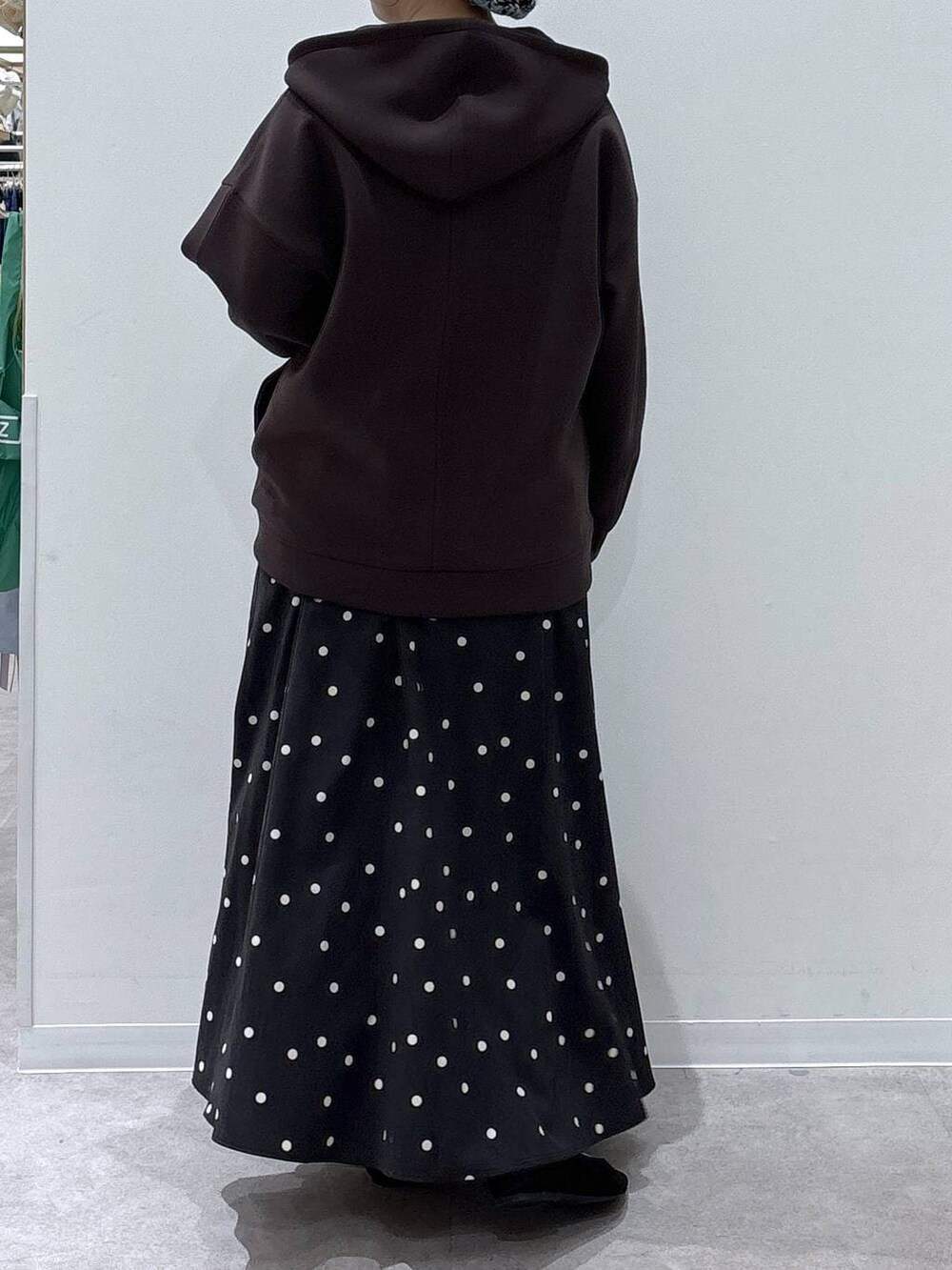 ブラック系のパンプス、その他のスカート、ブラウン系のパーカーを着用したレディースの冬コーディネートの3枚目の写真