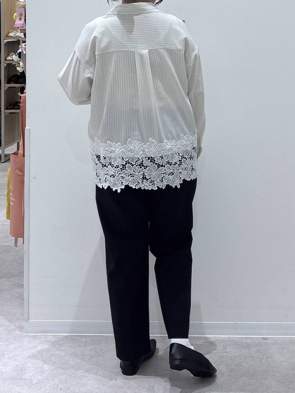 ブラック系のパンプス、ホワイト系のシャツ/ブラウス、ブラック系のその他パンツを着用したレディースの秋コーディネートの3枚目の写真