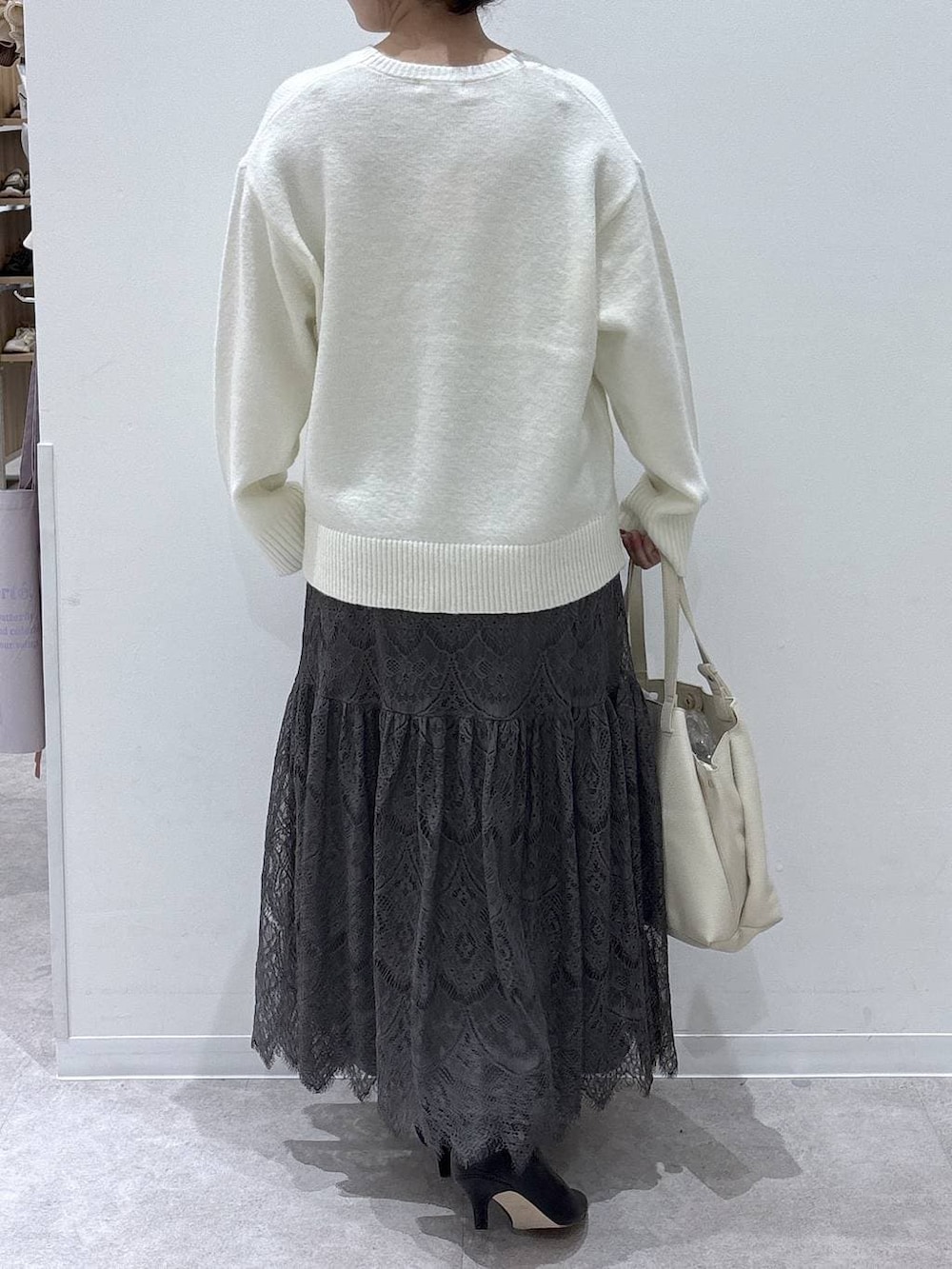 ホワイト系のショルダーバッグ、グレー系のブルゾン、グレー系のワンピースを着用したレディースの冬コーディネートの6枚目の写真