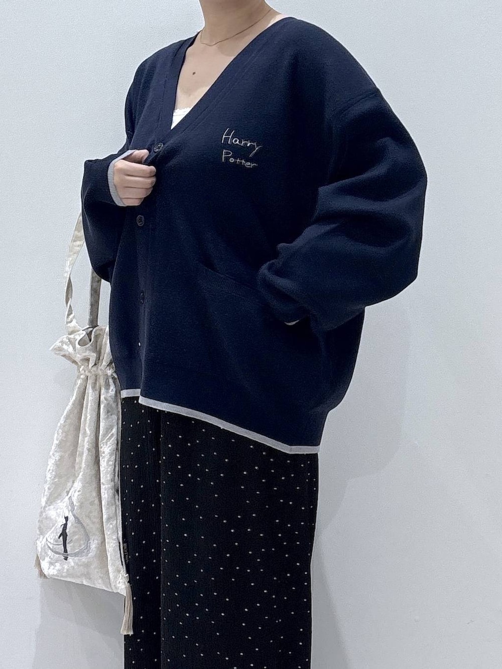 ベージュ系のトートバッグ、ブルー系のカーディガン/ボレロ、その他のその他パンツを着用したレディースの秋コーディネートの2枚目の写真