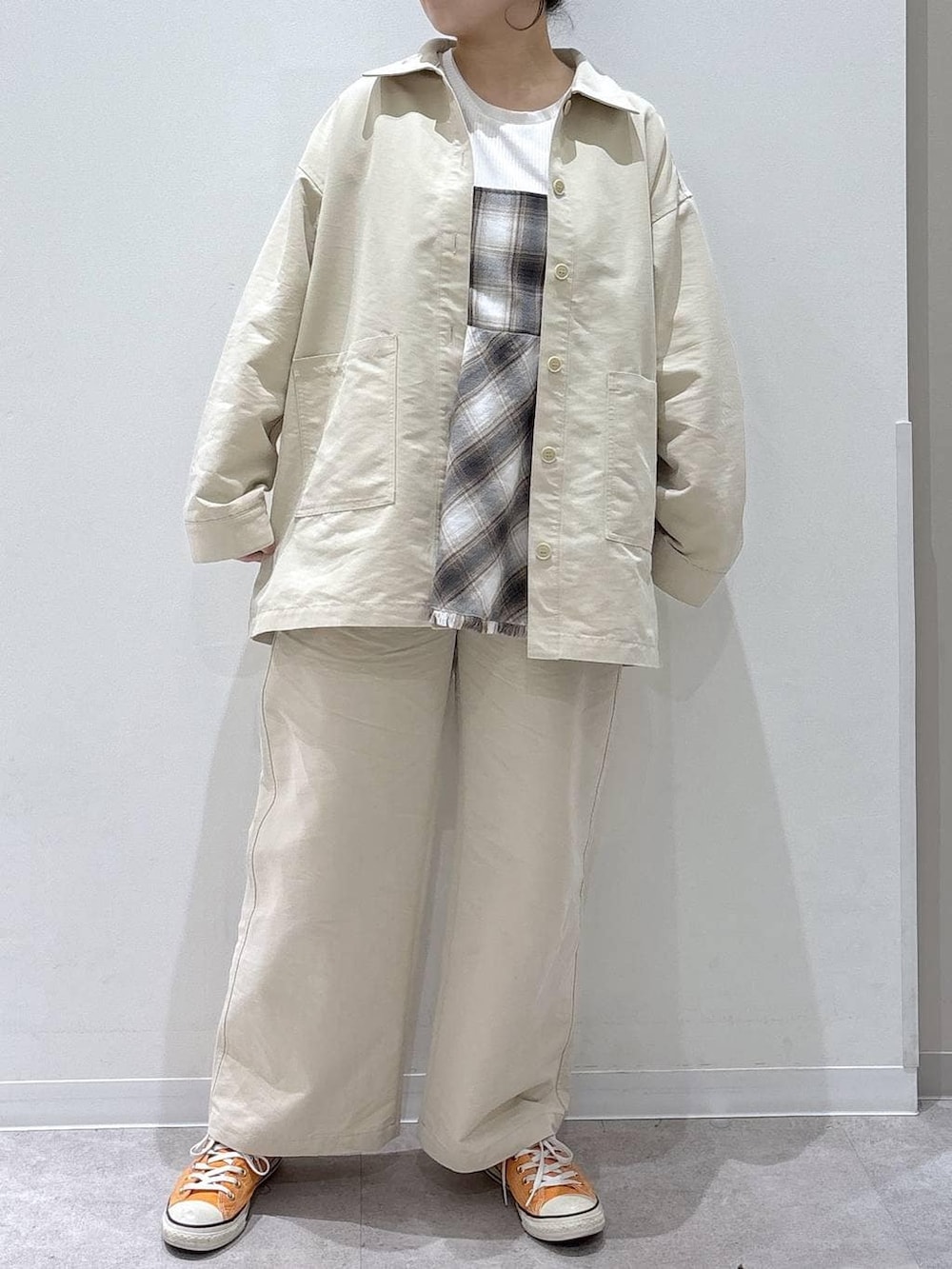 ホワイト系のTシャツ/カットソー、ホワイト系のその他トップス、ホワイト系のその他パンツを着用したレディースの春コーディネートの4枚目の写真