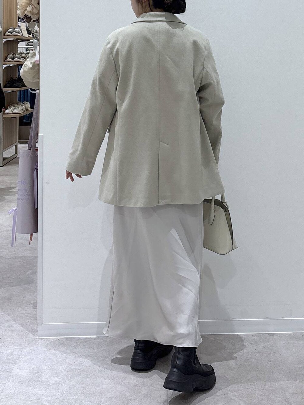 ブラック系のブーツ、ベージュ系のテーラードジャケットを着用したレディースの冬コーディネートの3枚目の写真