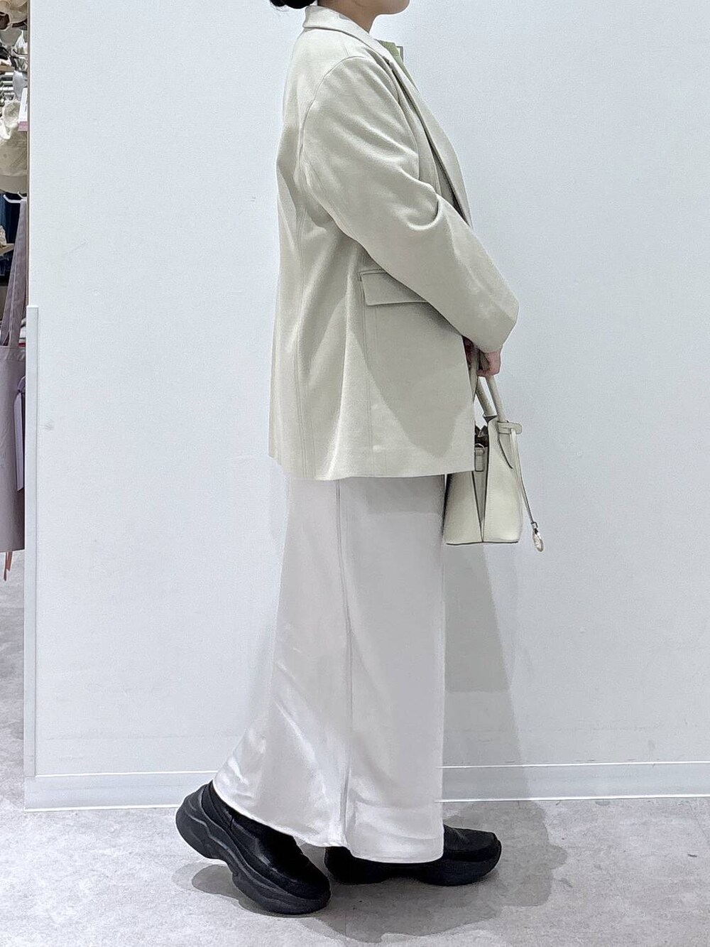 ブラック系のブーツ、ベージュ系のテーラードジャケットを着用したレディースの冬コーディネートの2枚目の写真