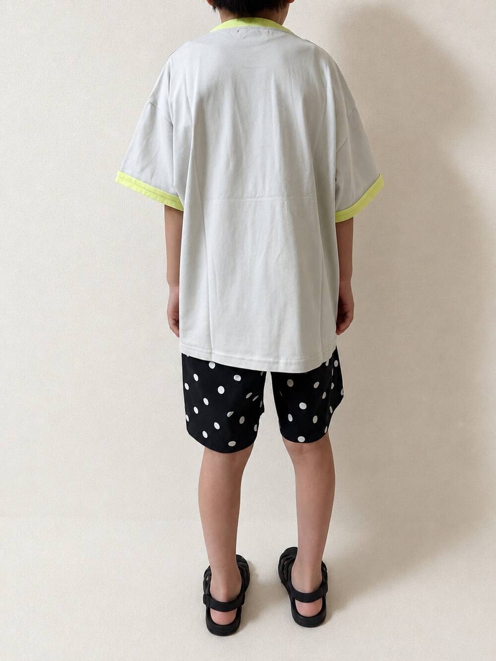 ブラック系のその他パンツ、グレー系のTシャツ/カットソーを着用したキッズの夏コーディネートの3枚目の写真