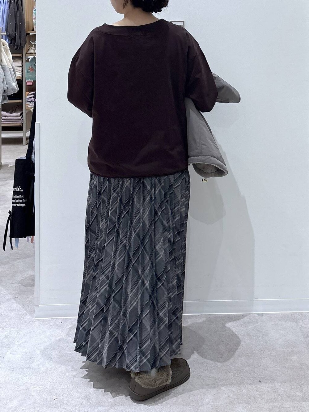 ブラウン系のブルゾン、ブラウン系のスウェット、グレー系のスカートを着用したレディースの秋コーディネートの6枚目の写真