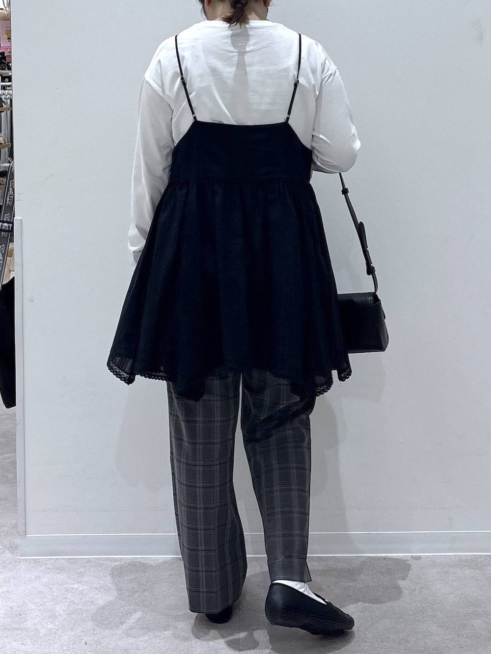 ブラック系のシャツ/ブラウス、ブラック系のショルダーバッグ、ブラック系のローファーを着用したレディースの秋コーディネートの3枚目の写真