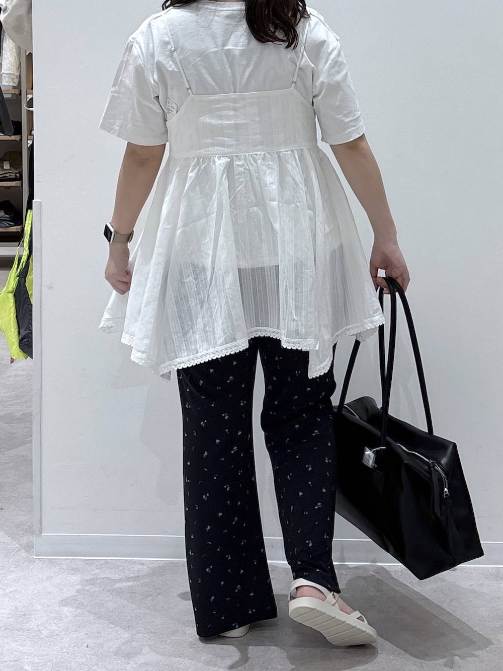 ホワイト系のシャツ/ブラウス、ホワイト系のTシャツ/カットソー、ブラック系のボストンバッグを着用したレディースの夏コーディネートの3枚目の写真