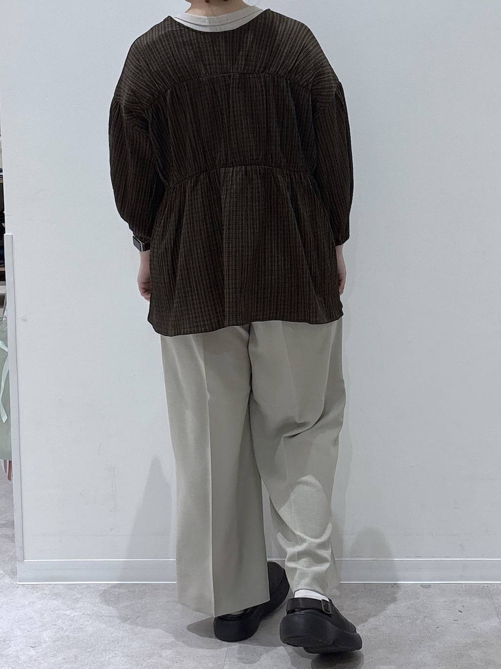 ベージュ系のその他パンツ、ブラウン系のカーディガン/ボレロを着用したレディースの春コーディネートの3枚目の写真