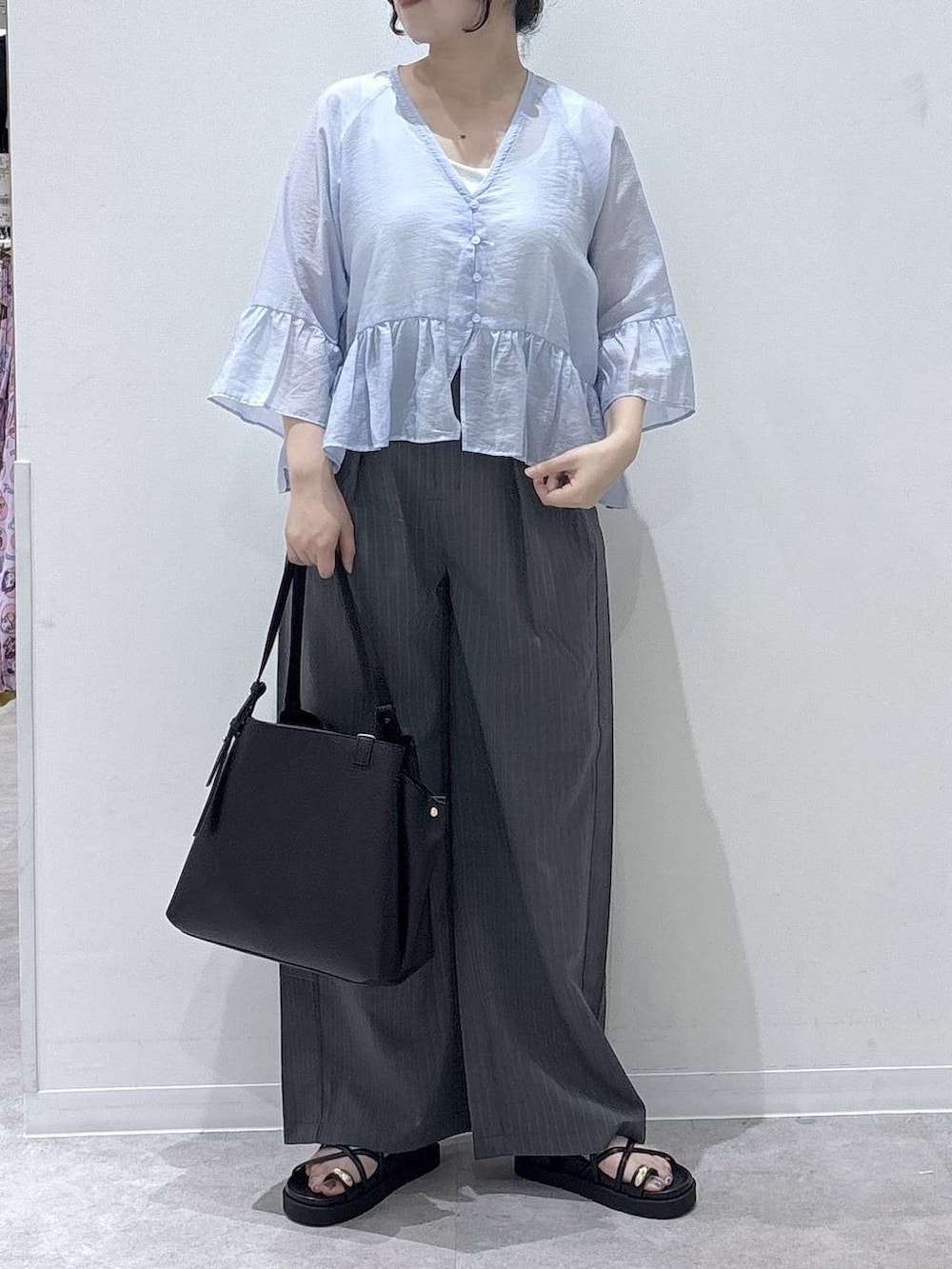 ブラック系のハンドバッグ、グレー系のその他パンツ、ブルー系のカーディガン/ボレロを着用したレディースの夏コーディネートの3枚目の写真