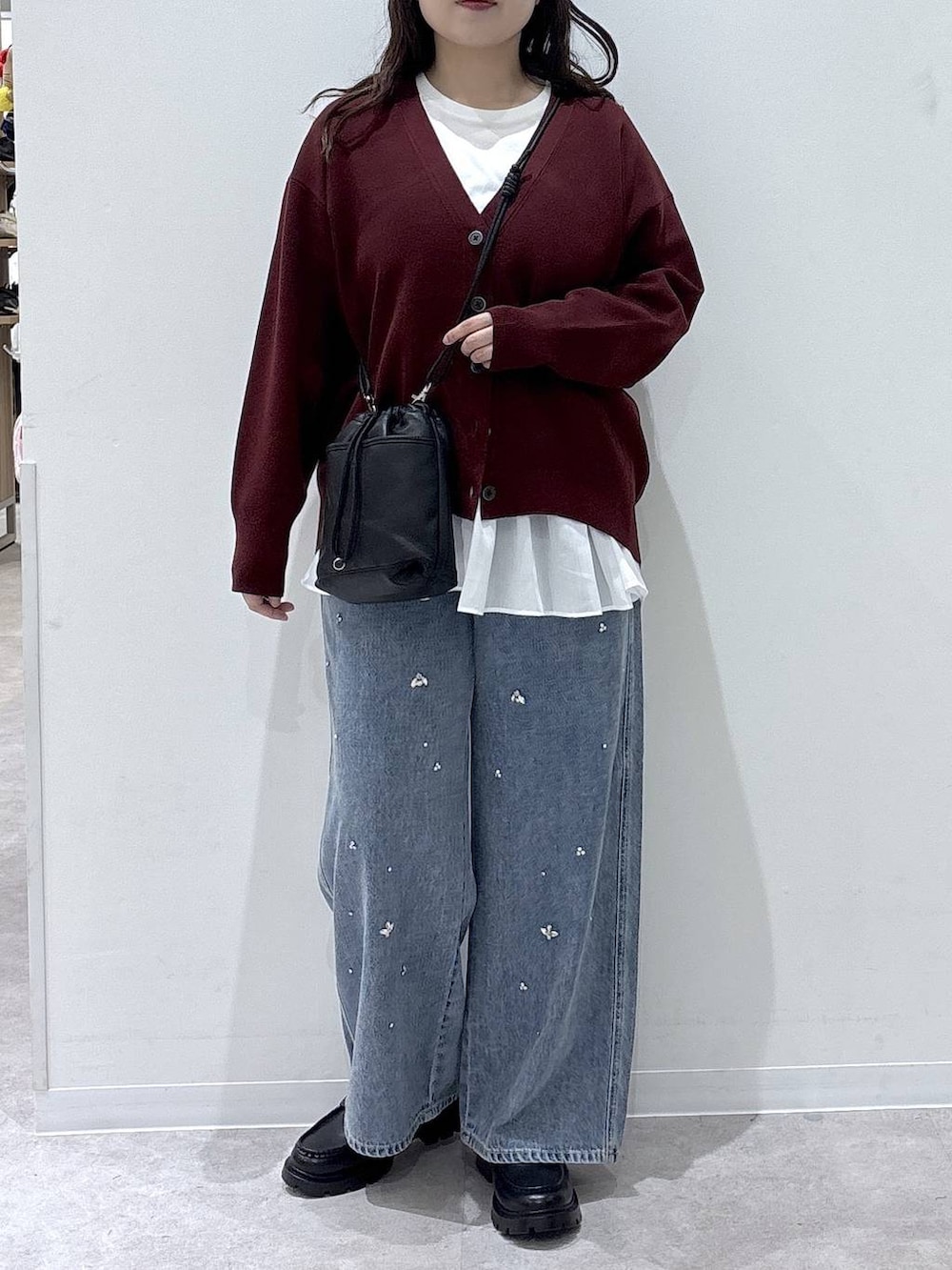 ブラック系のローファー、ブルー系のデニムパンツ、ホワイト系のTシャツ/カットソーを着用したレディースの秋コーディネートの4枚目の写真