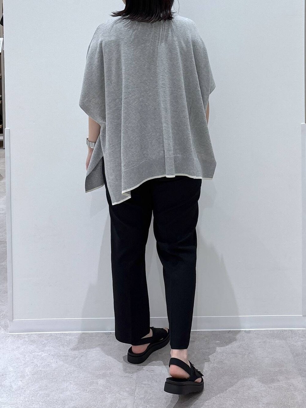 グレー系のニット/セーター、ブラック系のその他パンツ、ブラック系のサンダルを着用したレディースの春コーディネートの3枚目の写真