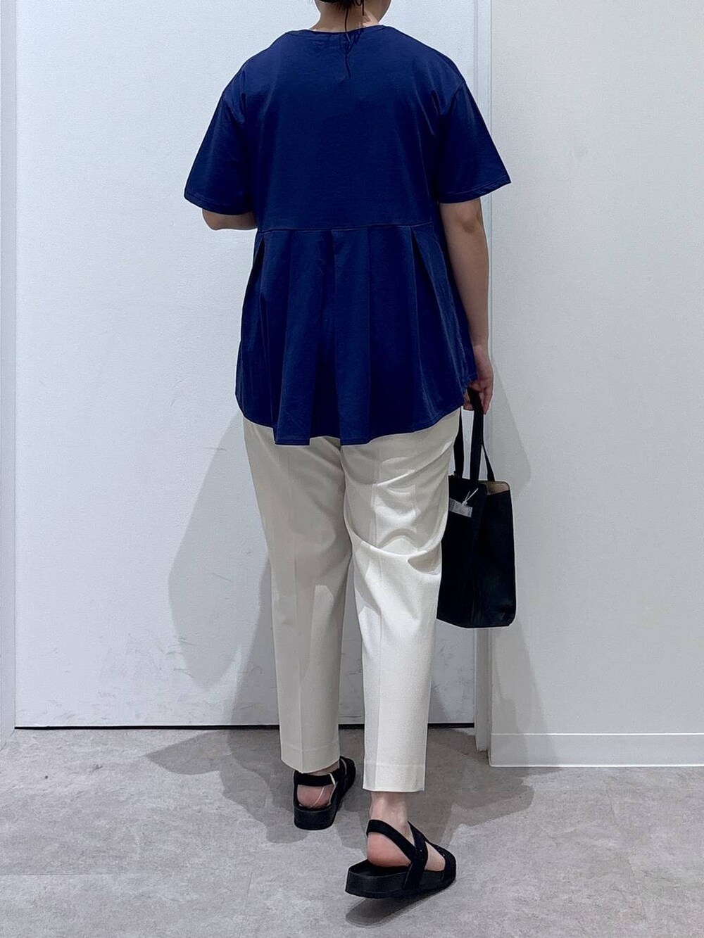 ホワイト系のその他パンツ、ブラック系のショルダーバッグ、ブルー系のTシャツ/カットソーを着用したレディースの春コーディネートの3枚目の写真