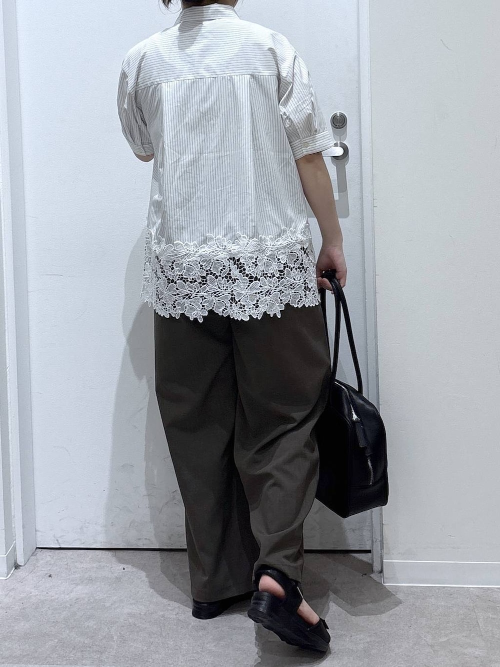 ブラウン系のその他パンツ、ブラック系のサンダル、ブラック系のトートバッグを着用したレディースの夏コーディネートの2枚目の写真