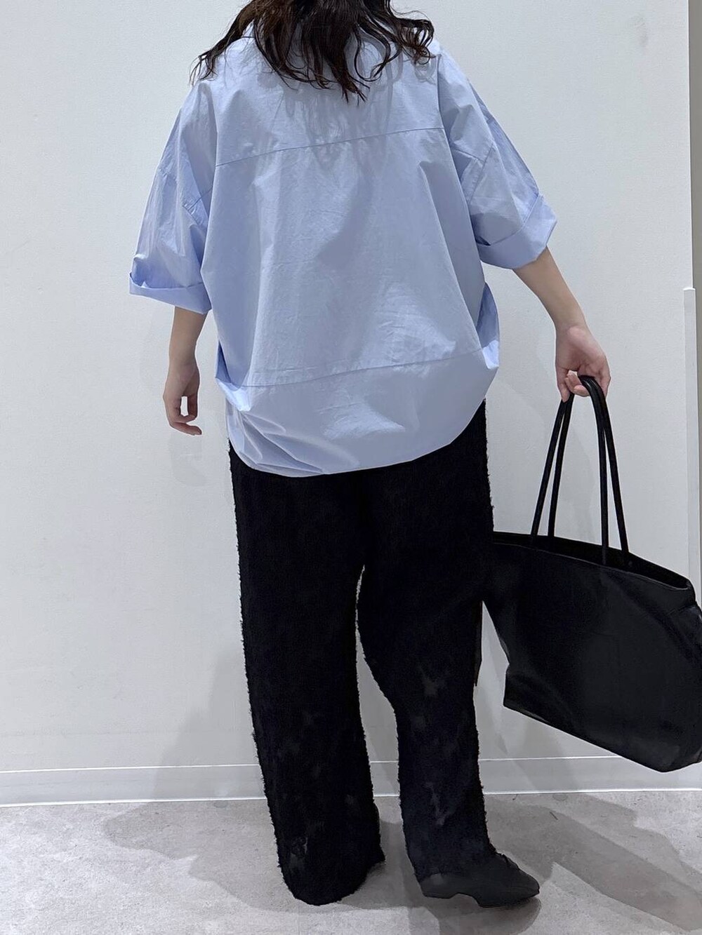 ブラック系のトートバッグ、ブラック系のその他パンツ、ブラック系のローファーを着用したレディースの夏コーディネートの3枚目の写真