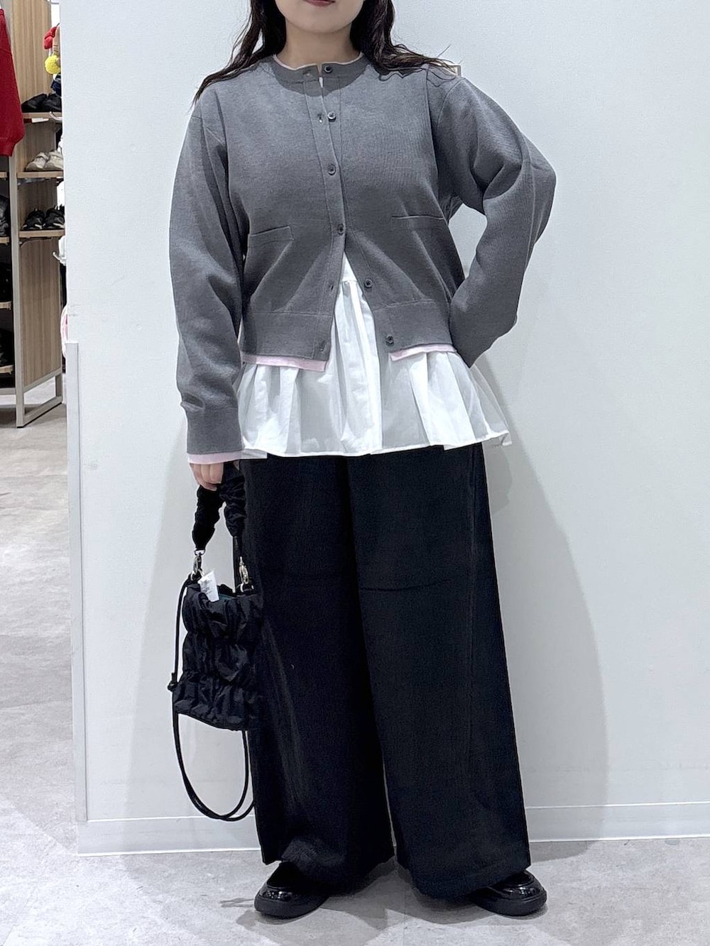 ホワイト系のTシャツ/カットソー、ブラック系のショルダーバッグ、グレー系のその他パンツを着用したレディースの秋コーディネートの4枚目の写真