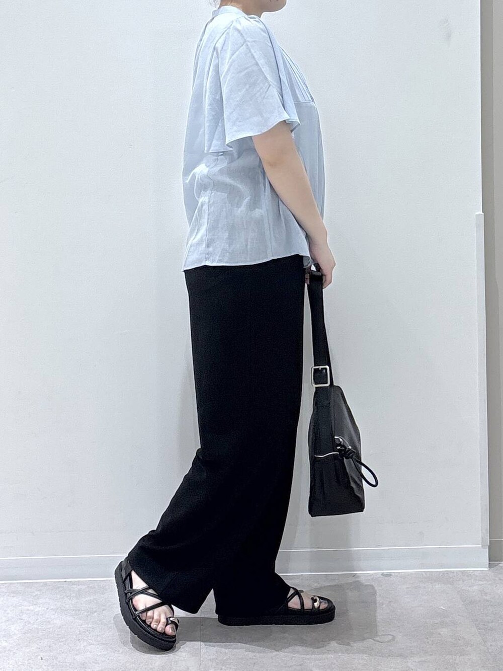 ブルー系のシャツ/ブラウス、ブラック系のその他パンツ、ブラック系のショルダーバッグを着用したレディースの夏コーディネートの2枚目の写真