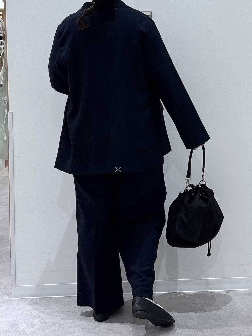 ブラック系のその他シューズ、ブラック系のショルダーバッグ、ブルー系のその他パンツを着用したレディースの春コーディネートの3枚目の写真