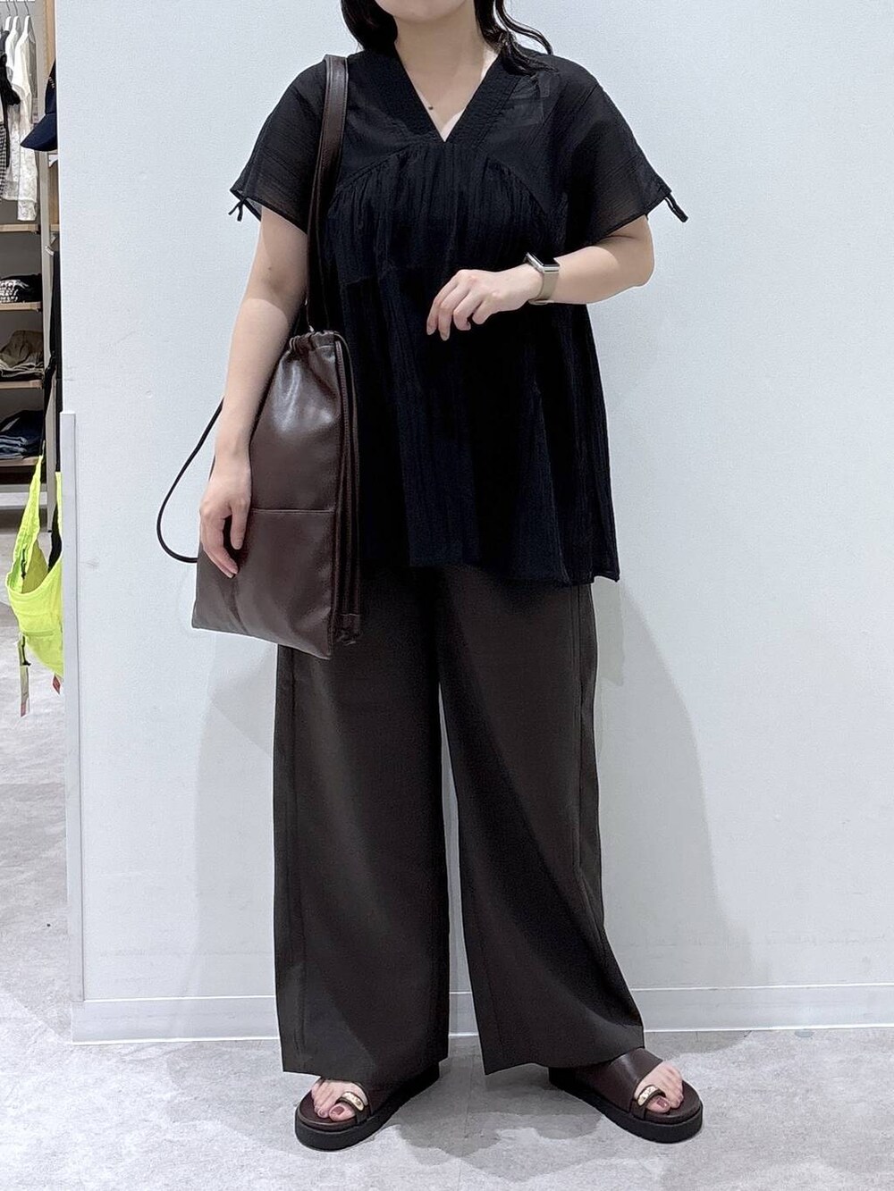 ブラウン系のその他パンツ、ブラック系のシャツ/ブラウス、ブラック系のサンダルを着用したレディースの夏コーディネートの3枚目の写真