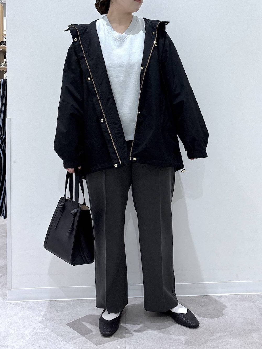 ブラック系のパンプス、ブラック系のショルダーバッグ、グレー系のその他パンツを着用したレディースの春コーディネートの4枚目の写真