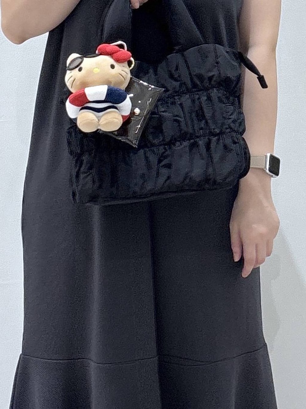ブラック系のトートバッグを着用したレディースの夏コーディネートの3枚目の写真