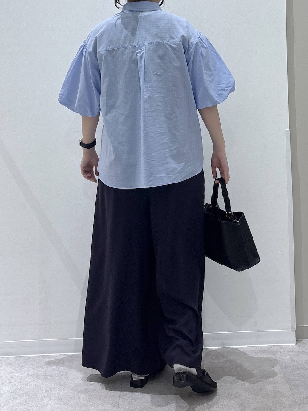 ブラック系のショルダーバッグ、ブルー系のその他パンツ、ブルー系のシャツ/ブラウスを着用したレディースの春コーディネートの3枚目の写真