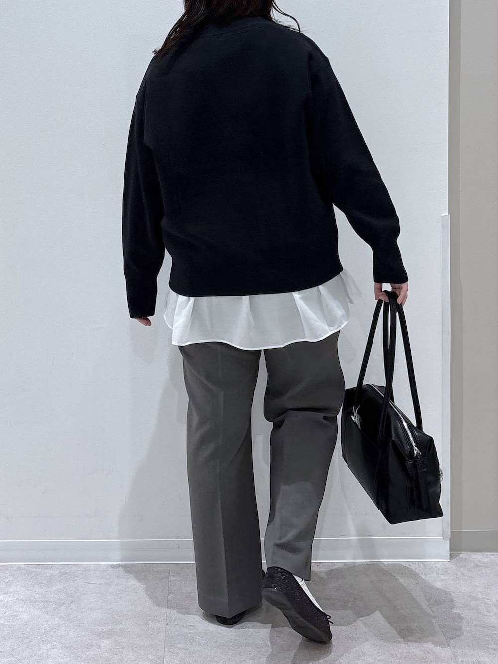 ブラック系のバレエシューズ、ブラック系のボストンバッグ、ブラウン系のその他パンツを着用したレディースの春コーディネートの3枚目の写真